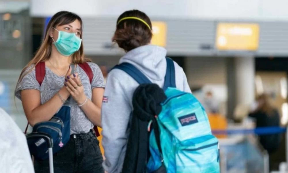 Αρχίατρος Αγγλίας: Η ανθρωπότητα δεν θα ξεμπερδέψει με τον κορονοϊό